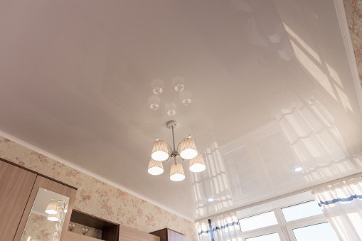 Plafon PVC warna solid, cocok untuk gaya minimalis