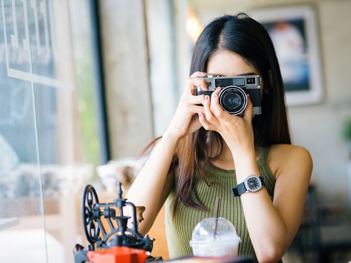 Untuk fotografi, sensor full frame akan memberikan hasil gambar yang lebih baik; Namun, jika budget Anda terbatas, sensor APS-C juga sudah cukup