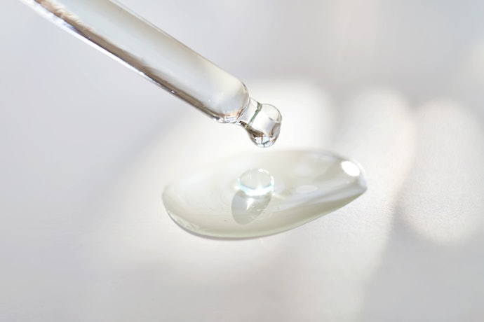 Untuk kulit berminyak dan kombinasi, pilih serum bertekstur cair atau watery agar tidak membebani kulit