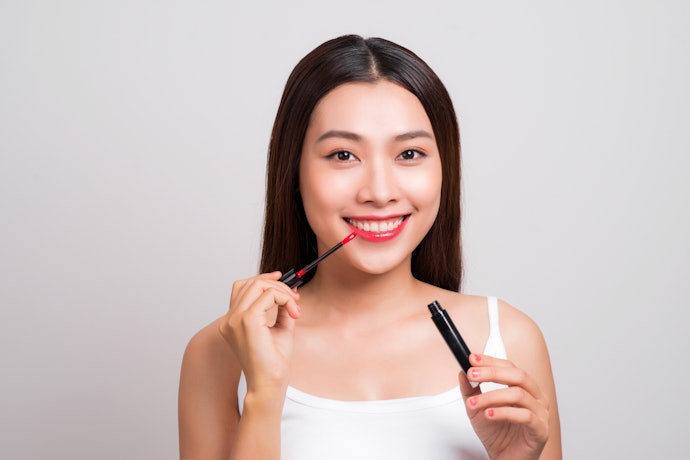 Namun, bila kamu harus datang ke acara penting seperti pesta teman, gunakanlah lip tint dengan finishing glossy