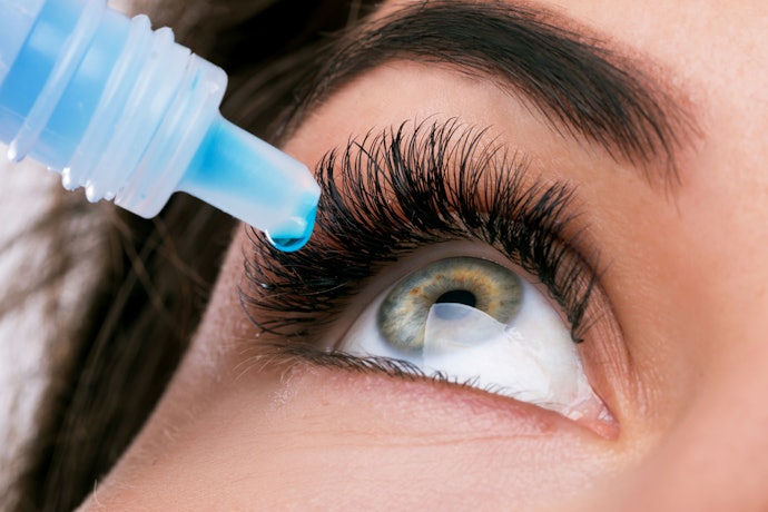 Meski bisa memberikan efek dingin, tetes mata softlens yang mengandung menthol juga sebaiknya dihindari