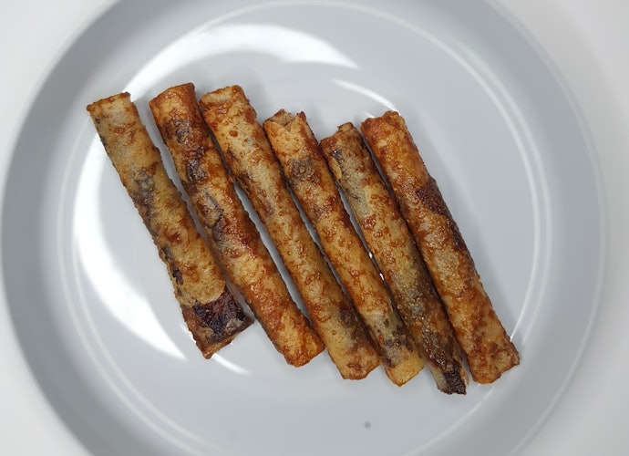Sale pisang gulung: Bentuknya seperti gulungan kue semprong