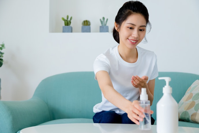 Untuk membersihkan makeup harian atau ringan, pilih yang bentuknya cleansing water, milk cleanser, atau cleansing gel