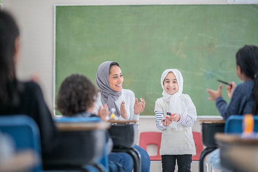 Auditori: Menjadikan bercerita dan bernyanyi sebagai media bermain anak