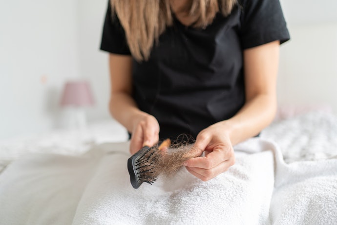 Untuk rambut yang rontok dari akarnya, cek shampo yang hypoallergenic
