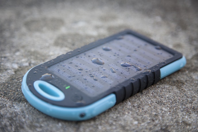 Power bank yang waterproof lebih aman dipakai saat di luar ruangan
