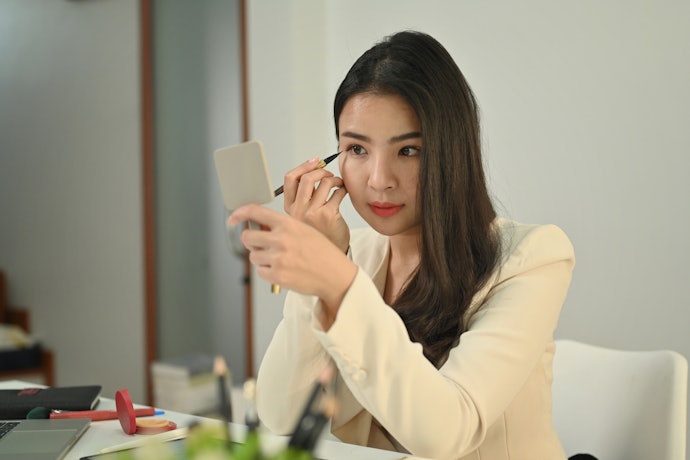 Akan lebih baik bila pemilihan warna lipstik disesuaikan dengan aktivitasnya; Warna soft untuk day look dan warna bold untuk night look
