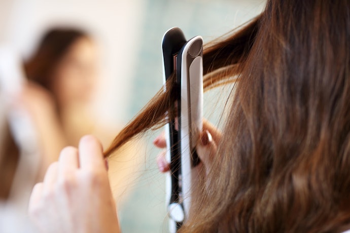 Catok pelurus rambut klasik (flat iron): Rambut lurus sempurna layaknya hasil salon, pas untuk pemilik rambut ikal