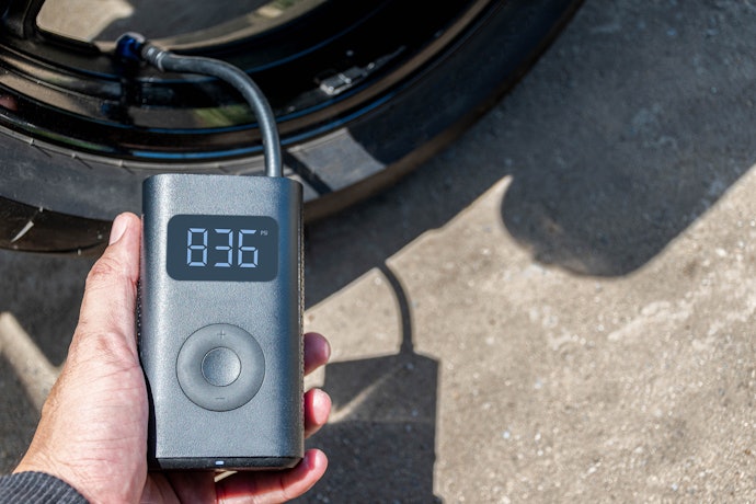 Pompa elektrik portable lebih praktis untuk mobil dan motor saat berkendara di luar