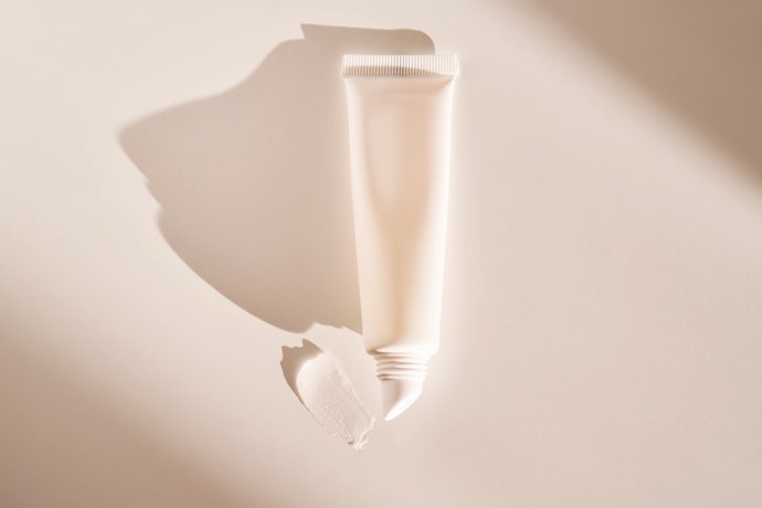 Untuk mencerahkan mata panda akibat hiperpigmentasi: Cari brightening agent seperti niacinamide dan tranexamic acid