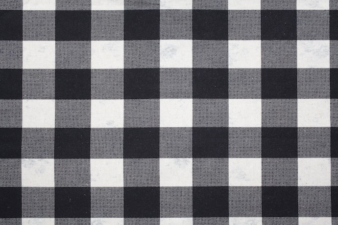 Gingham, motif kotak-kotak kecil dengan warna terang dan gelap