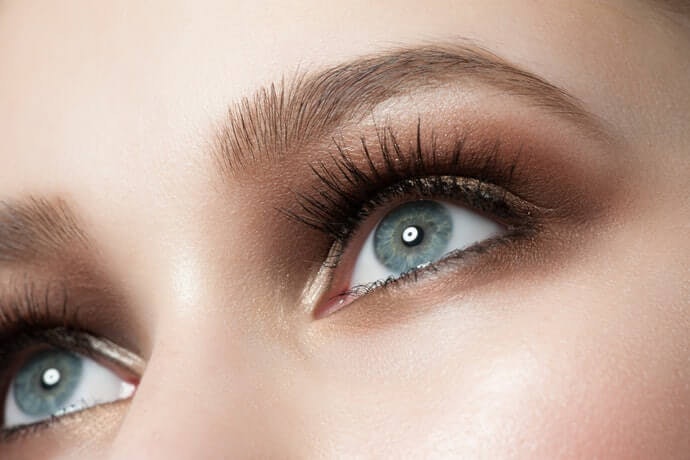 Bulu mata palsu yang lentik dan tebal, direkomendasikan untuk makeup cantik