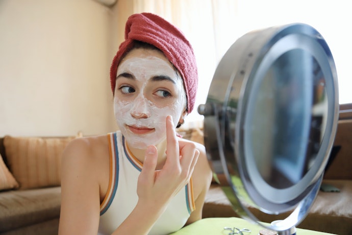 Untuk kamu yang ingin mengatasi komedo, cari kombinasi dari kandungan lactic acid, glycolic acid, dan salicylic acid