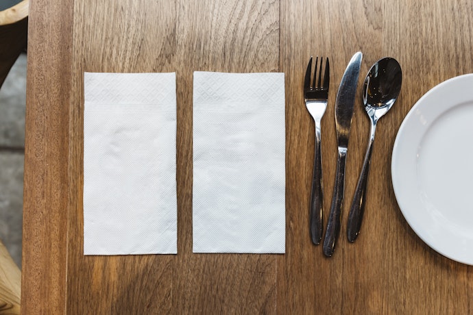 Tisu napkin, bisa untuk mengelap mulut dan peralatan makan atau sebagai alas makanan