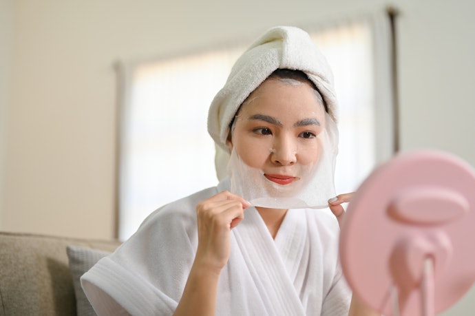 Jika disebabkan kulit berminyak, utamakan yang mengandung salicylic acid atau charcoal