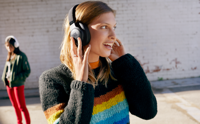 Cara pemasangan di telinga: Over-ear, in-ear, atau on-ear
