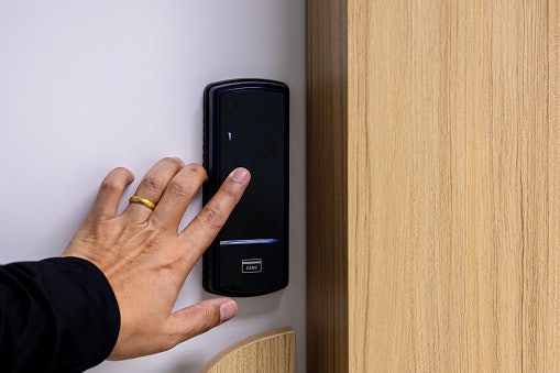 Bagi Anda yang memiliki tipe pintu geser, pilihlah smart door lock dengan model tanpa gagang