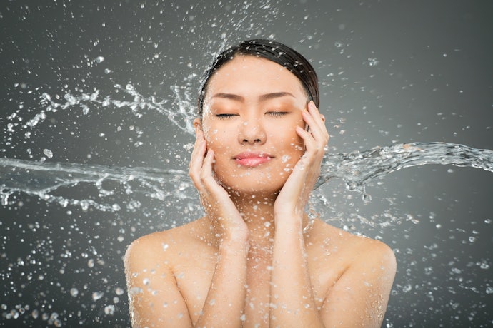 Bila Anda perlu memakai makeup lebih dari 4 jam, prioritaskan klaim transferproof, waterproof, atau sweatproof