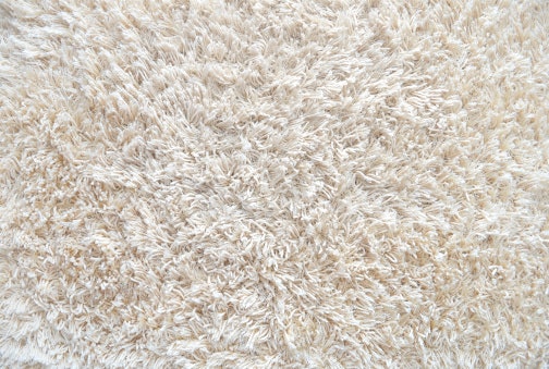 Tipe cut pile, seratnya lembut dan fluffy