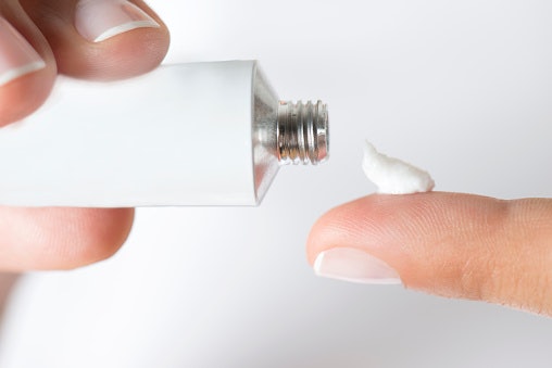 Bila memang tidak menemukan salep khusus bisul, Anda bisa menggunakan salep untuk jerawat dengan kandungan salicylic acid dan sulfur; Hindari yang mengandung benzoyl peroxide!