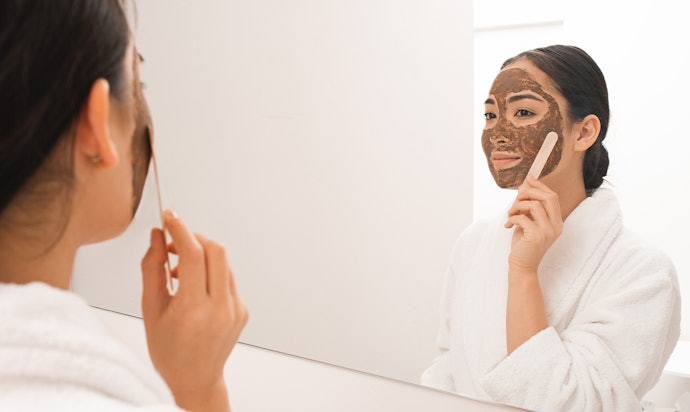 Utamakan juga clay mask yang lebih sedikit komposisinya apabila kulit sensitif