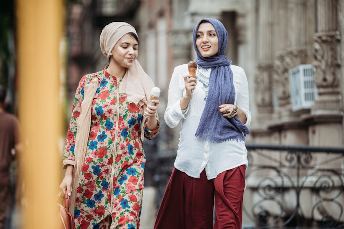 Kemeja tunik: Desainnya lebih panjang dan pas untuk pehijab