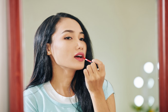 Terutama untuk Anda yang memiliki keluhan bibir hitam, utamakan lip tint dengan tekstur kental agar coverage-nya sempurna dan warna pada bibir bisa lebih tersamarkan