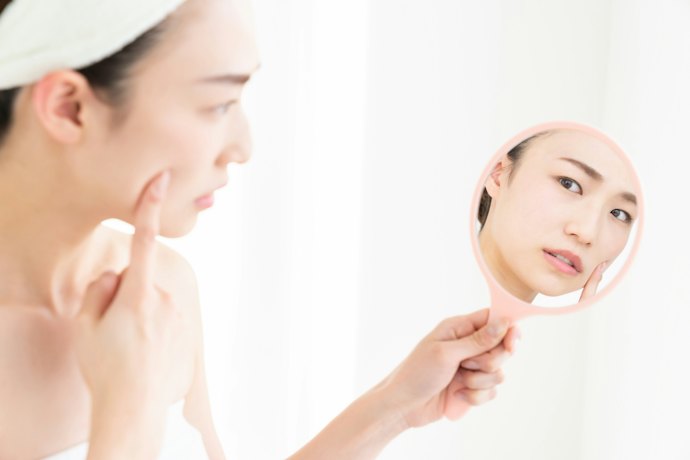 Untuk kulit kering, prioritaskan exfoliating serum yang dilengkapi hyaluronic acid dan ceramide