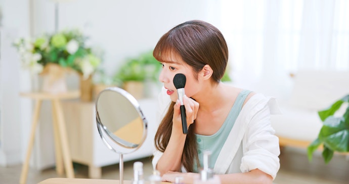 Kuas makeup bulu alami: Teksturnya lebih lembut dan fleksibel, cocok untuk pencinta hasil makeup natural