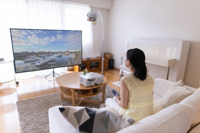Panel proyektor: DLP ideal untuk gaming dan menonton; LCD unggul untuk ruangan terang
