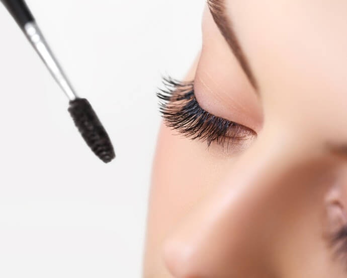 Hooded eyelids (kelopak mata sayu): Bulu mata palsu yang panjang