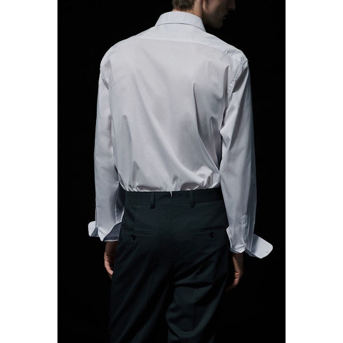 H&M: Maksimalkan tampilan formal atau semi-formal dengan kemeja polos easy-iron