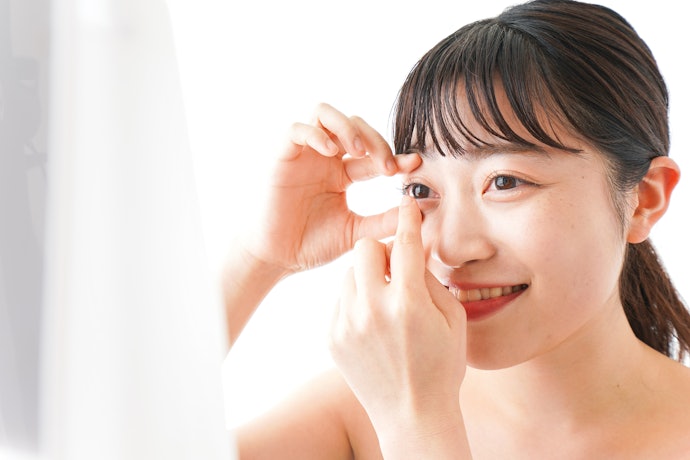 Jika sering beraktivitas di luar ruangan, pertimbangkan softlens yang dilengkapi fitur UV protection