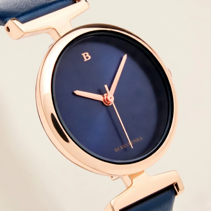 Jika pergelangan tangan Anda kecil, pertimbangkan case berdiameter 26-32 mm agar proporsional