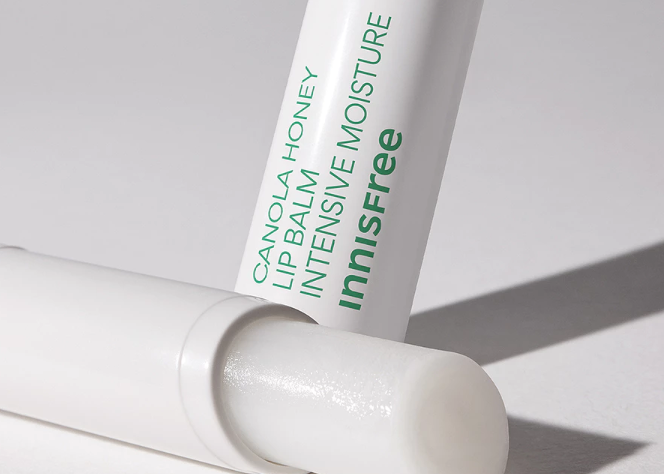 Bila bibir disertai pecah-pecah, pilih lip balm yang mengandung humektan, emolien, dan oklusif