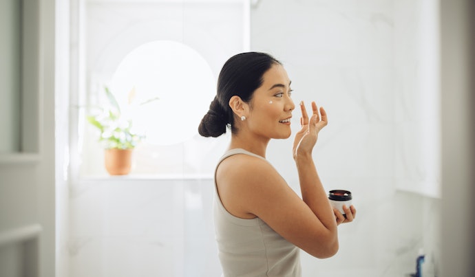 Jika kulit berminyak, utamakan pelembap humektan, seperti glycerin dan hyaluronic acid