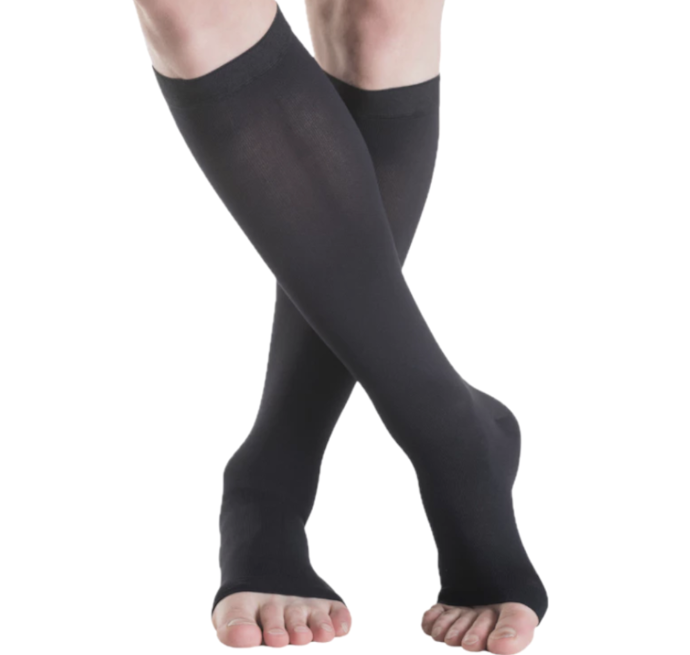 Knee high socks: Untuk fokus pada bagian bawah kaki, seperti pergelangan dan tumit