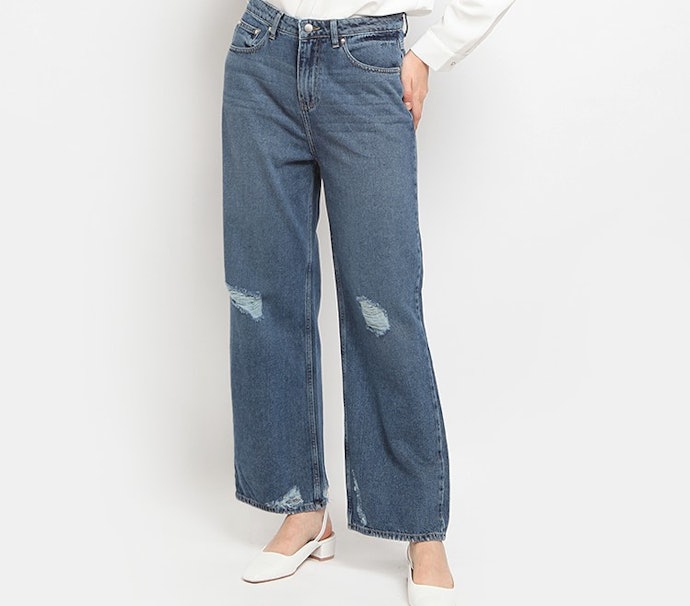 Wide leg atau boot cut: Bagian bawahnya lebih lebar