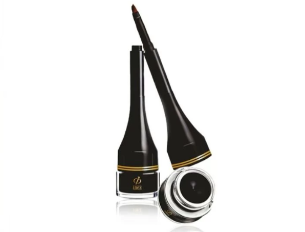 Gel eyeliner: Tawarkan warna yang lebih pigmented, cocok untuk yang sudah terbiasa menggambar garis mata