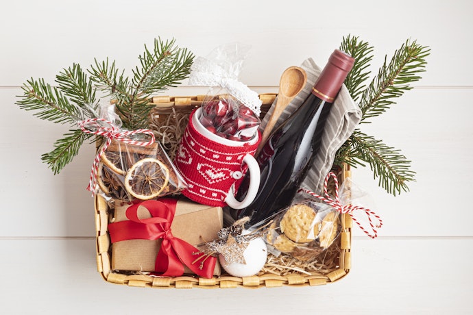 Untuk atasan, pertimbangkan hampers Natal premium