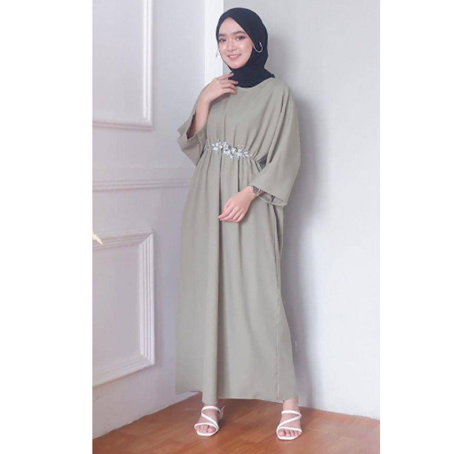 Untuk pemilik tubuh mungil, pilih kaftan dengan aksen kerut