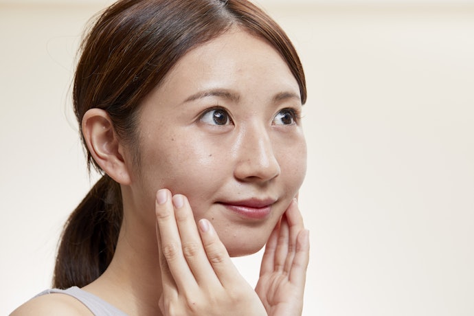 Kulit berminyak: Cari serum water-based yang ringan dengan kandungan oil-control, seperti niacinamide