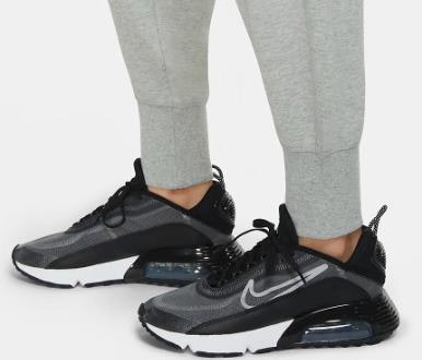 Joggers, khas dengan karet di pergelangan kaki