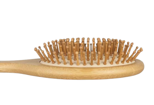 Untuk rambut normal dan sehat (tidak pernah diwarnai atau bleaching), aman memakai sisir dengan gigi bermaterial kayu atau plastik