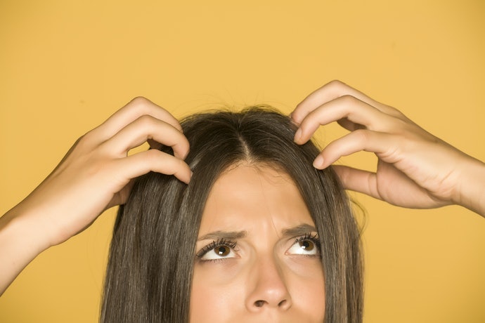 Rambut berminyak: Membuat kotoran mudah menempel di rambut