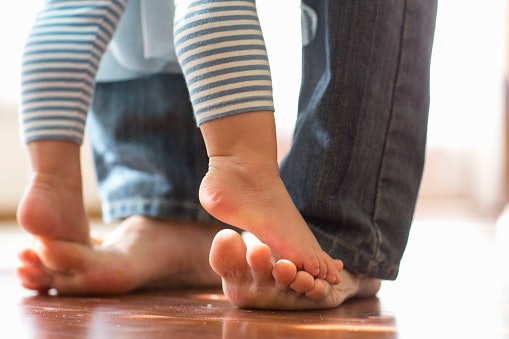Usia 6-12 bulan, pilih legging ujung terbuka yang fleksibel untuk bayi aktif