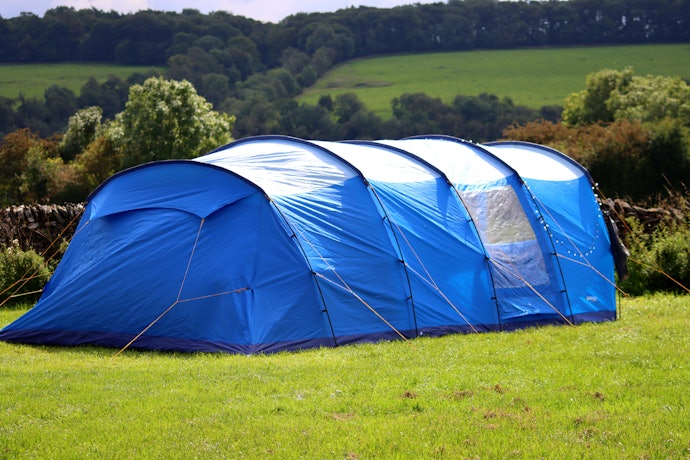 Tenda tunnel, hadirkan suasana hangat saat camping beramai-ramai