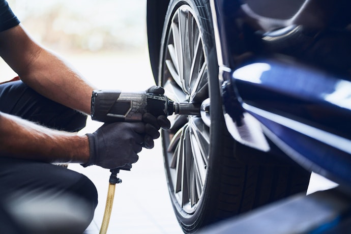 Untuk pekerjaan ringan, pilih impact wrench dengan tegangan 18-20 V