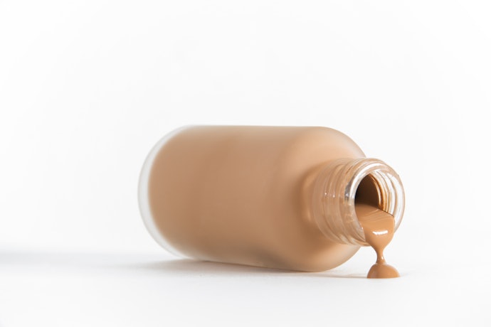 Liquid, mudah di-blend dan efektif menyamarkan kerutan
