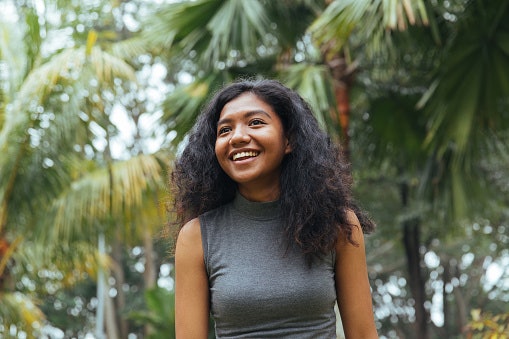 Kulit sawo matang: Pilih warna yang warm untuk tampilan eksotis